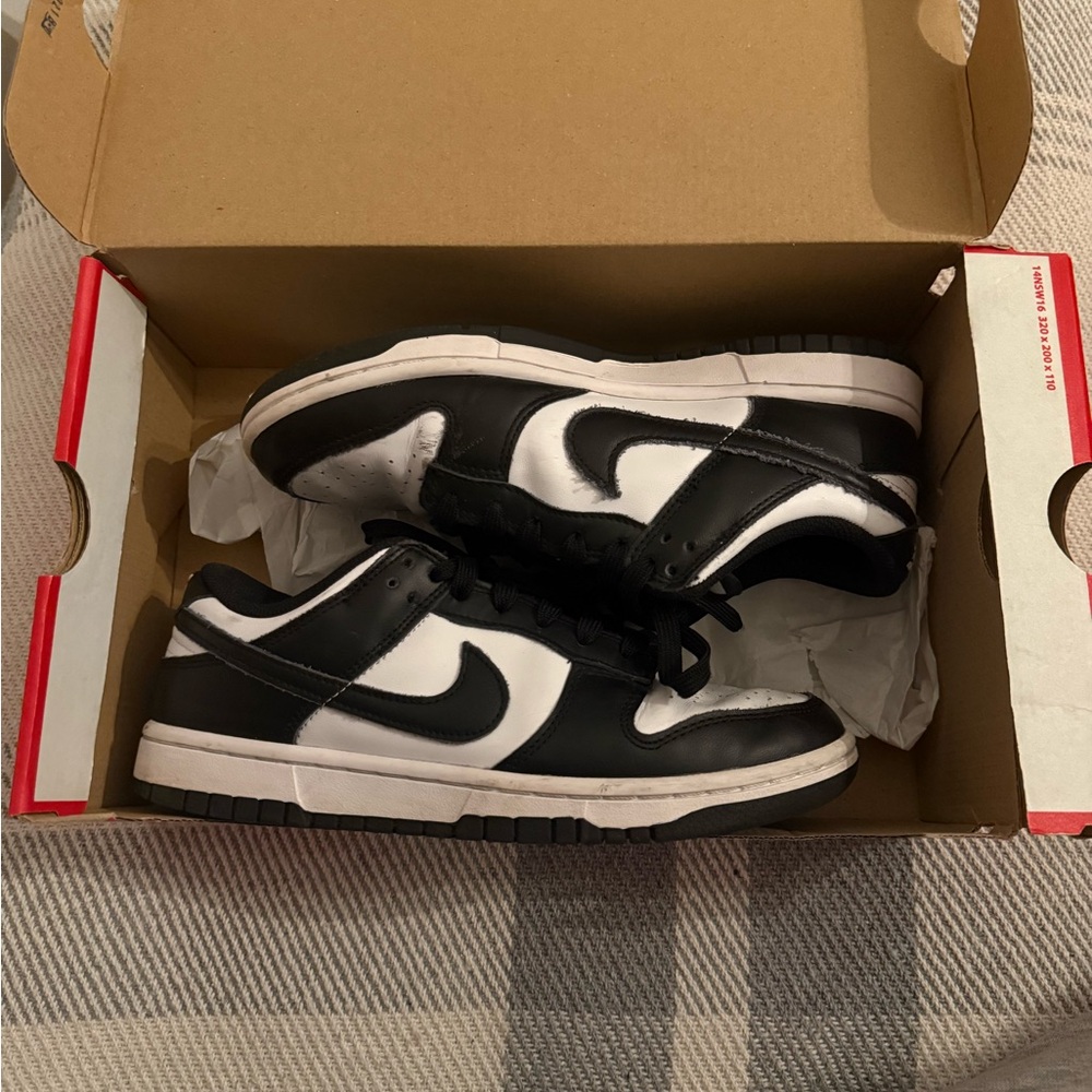 Nike Men's Black and White Low-Top Sneakers
